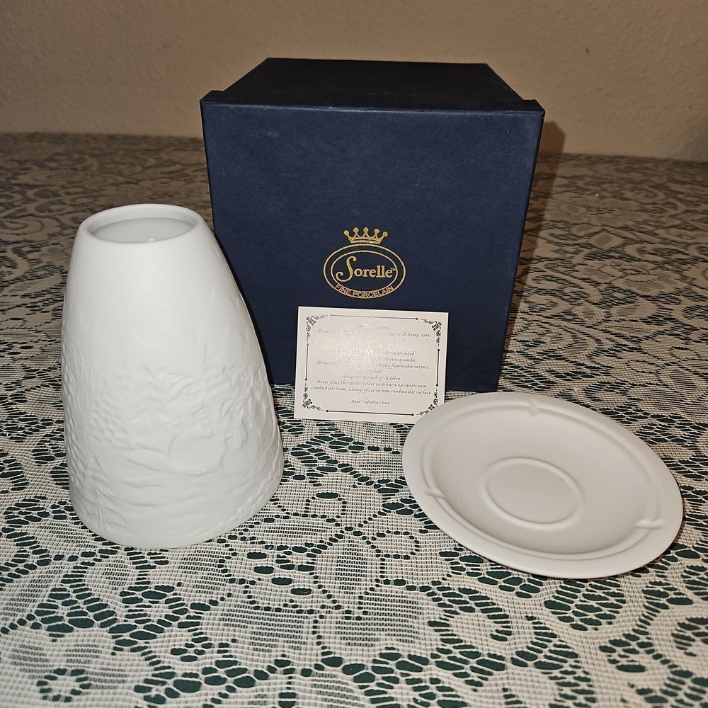 Sorelle Fine Porcelain Votive Tea Light Candle Holder with a Christmas Scene - Picture 5 of 6